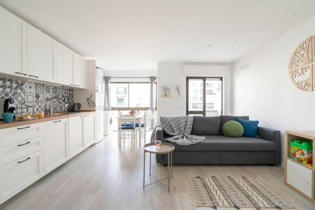 Casa Oliveira - Sunny 2-Bed Retreat Steps From The Beach アルマカオ・デ・ペラ エクステリア 写真