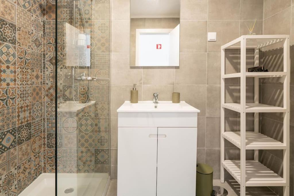 Casa Oliveira - Sunny 2-Bed Retreat Steps From The Beach アルマカオ・デ・ペラ エクステリア 写真