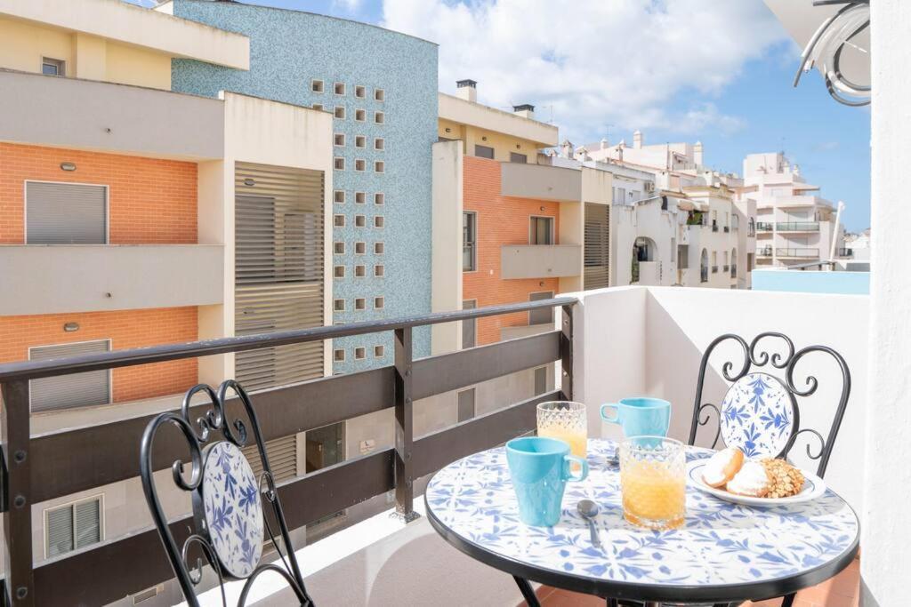 Casa Oliveira - Sunny 2-Bed Retreat Steps From The Beach アルマカオ・デ・ペラ エクステリア 写真