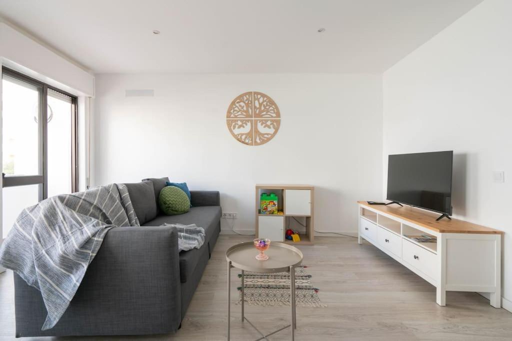 Casa Oliveira - Sunny 2-Bed Retreat Steps From The Beach アルマカオ・デ・ペラ エクステリア 写真