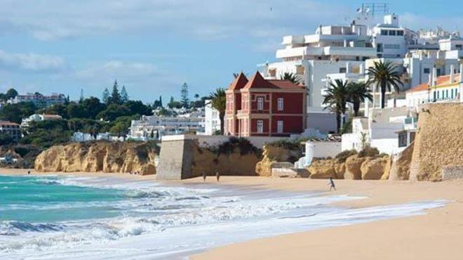 Casa Oliveira - Sunny 2-Bed Retreat Steps From The Beach アルマカオ・デ・ペラ エクステリア 写真
