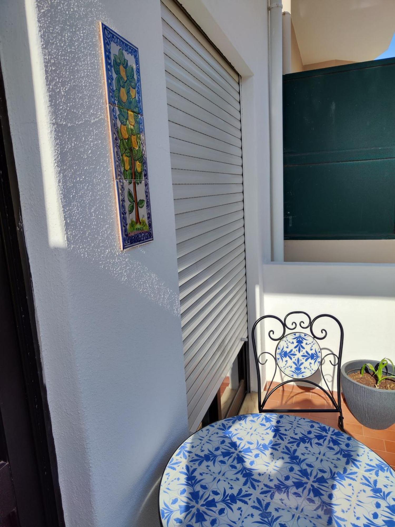 Casa Oliveira - Sunny 2-Bed Retreat Steps From The Beach アルマカオ・デ・ペラ エクステリア 写真