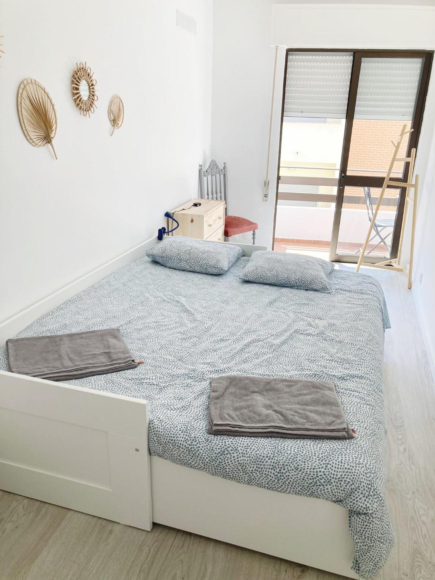 Casa Oliveira - Sunny 2-Bed Retreat Steps From The Beach アルマカオ・デ・ペラ エクステリア 写真